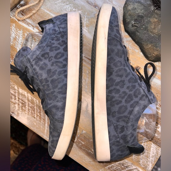 CLOUD Footwear size 40 leather gray cheetah print sneakers good used condition - Picture 14 of 16
